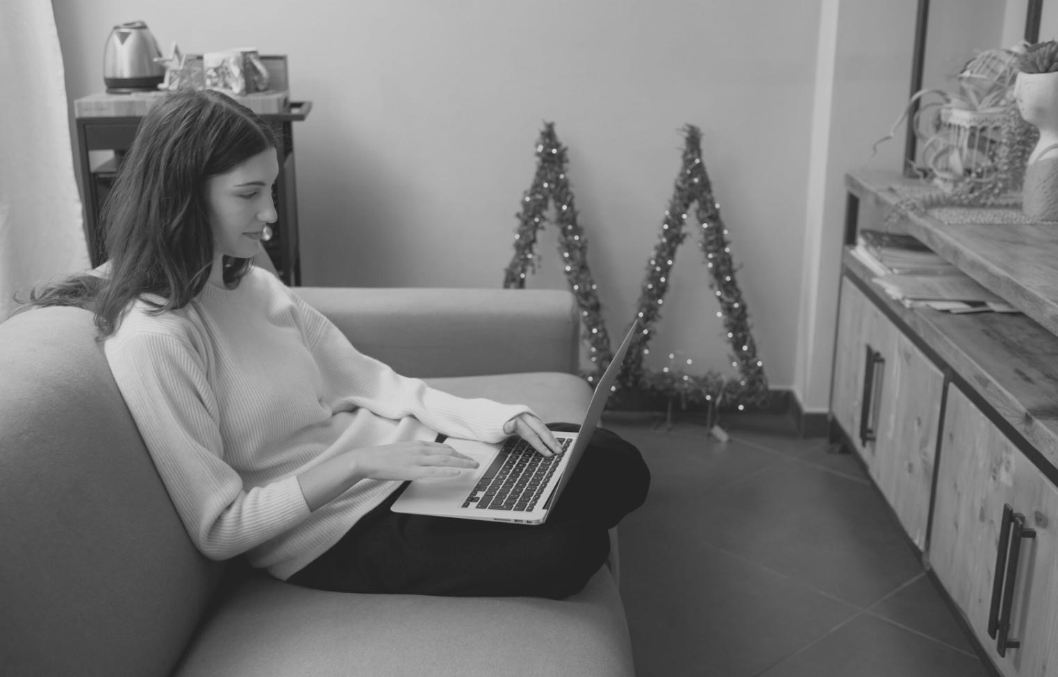 Person arbeitet mit Finanzplanungssoftware am Computer